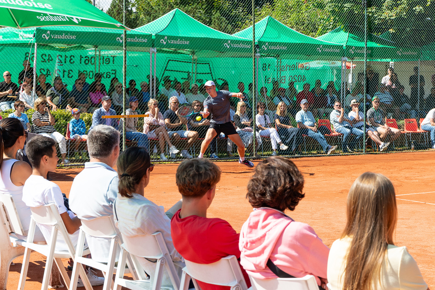 gut gefüllte Tribüne Muttenz Open 2025, Publikum